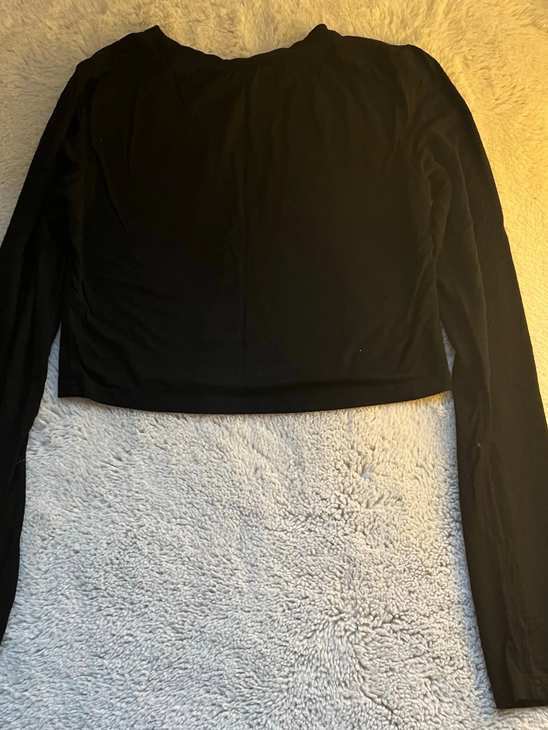 Svart croppad långärmad topp - 1