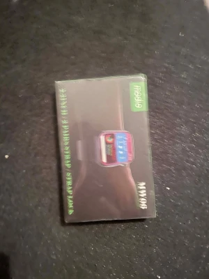 Modio HW06 Smart Watch - Modio HW06 Smart Watch, helt ny i förpackning. 1.92-tums färgskärm, flera urtavlor och funktioner för hälsa och träning. Levereras med två armband och strap lock. Perfekt för dig som vill ha koll på aktivitet och notiser direkt på handleden.