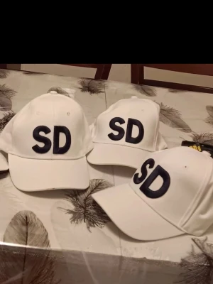 SD kepsar - SD kepsar. 1 keps för 100kr. Alla för 160