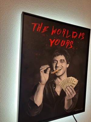 tavla som nattlampa |The World is Yours Tony Montana  - SNYGG tavla som du kan hänga up i ditt rum eller gamingrum cool som fan flyttar så säljer den  det följer med en fjärrkontroll där du kan styra lamporna 