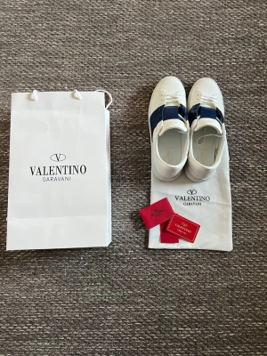 VALENTINO OPENS - Säljer nu ett par Valentino Open, har haft skorna ca 2 månader, nytvättade på bild men ser nästan helt nya ut, lite smutts på sulan men men, säljer nu skorna för ja är sugen på ett par andra! Slå en pling för fler bilder/info (Byte är intressant!!)