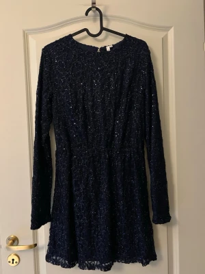 Glittrig marinblå klänning Nelly - Prislapp kvar. Från Nelly. Storlek 38 men upplevs mindre i storleken. 