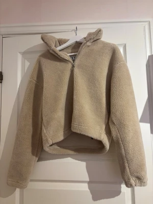 Beige teddytröja med half zip - Mysig beige teddytröja frpn stay i storlek Xs. 