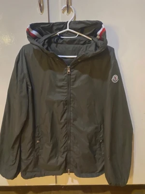 Moncler vindjacka med huva - Den är använd inte helt ny storlek S äkta såklart tar byten bror på vad det är och pris kan alltid diskuteras 