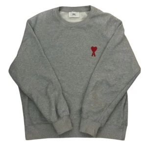 Ami Paris Tröja - Grå Ami Paris tröja i riktigt bra skick, är storlek S och sitter som en S. Tveka inte om ni har frågor. Obs! Taggarna är av.