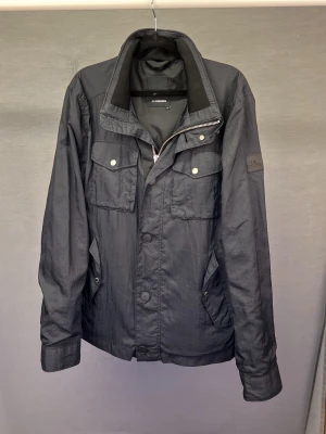 Field jacka j Lindeberg M  - Säljer denna sjukt snygga field jacka! Size M! Modellen är 179cm. Passar bra på ca 181-187cm! Hör av dig vid minsta fundering 🤩