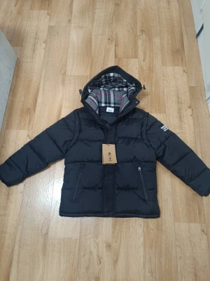 Burberry Jacka  - Den är helt ny och har aldrig använts. Det är bara att skriva om det finns några frågor eller funderingar. Priset kan diskuteras. Fraktar inom 24H 