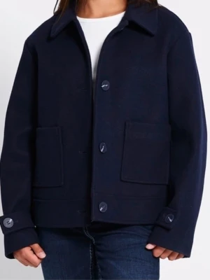 Mörkblå overshirt med knappar - Snygg mörkblå overshirt med klassisk krage och stora framfickor. Jackan har en rak och loose passform, långa ärmar och stängs med knappar framtill. Perfekt att slänga på över en t-shirt för en chill look.