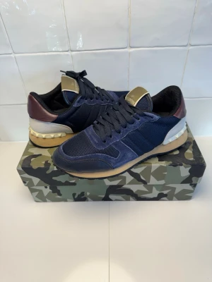 Valentino Rockrunner sneakers  - Valentino Rockrunner skor i storlek 40. Bara skorna fås med vid köp! Bara att kontakta oss vid minsta fundering😁
