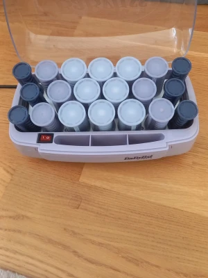 Babyliss värmespolar i olika storlekar - Säljer ett set med Babyliss värmespolar i tre olika storlekar, spolarna är i plast. Säljer då dem inte kommer till användning.