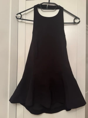 Halternecktopp Zara - Svart halterneckstopp med volangkant och öppen rygg🖤