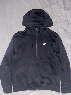 Nike kofta herr storlek M  - Svart Nike kofta, storlek M väldigt bra skick 