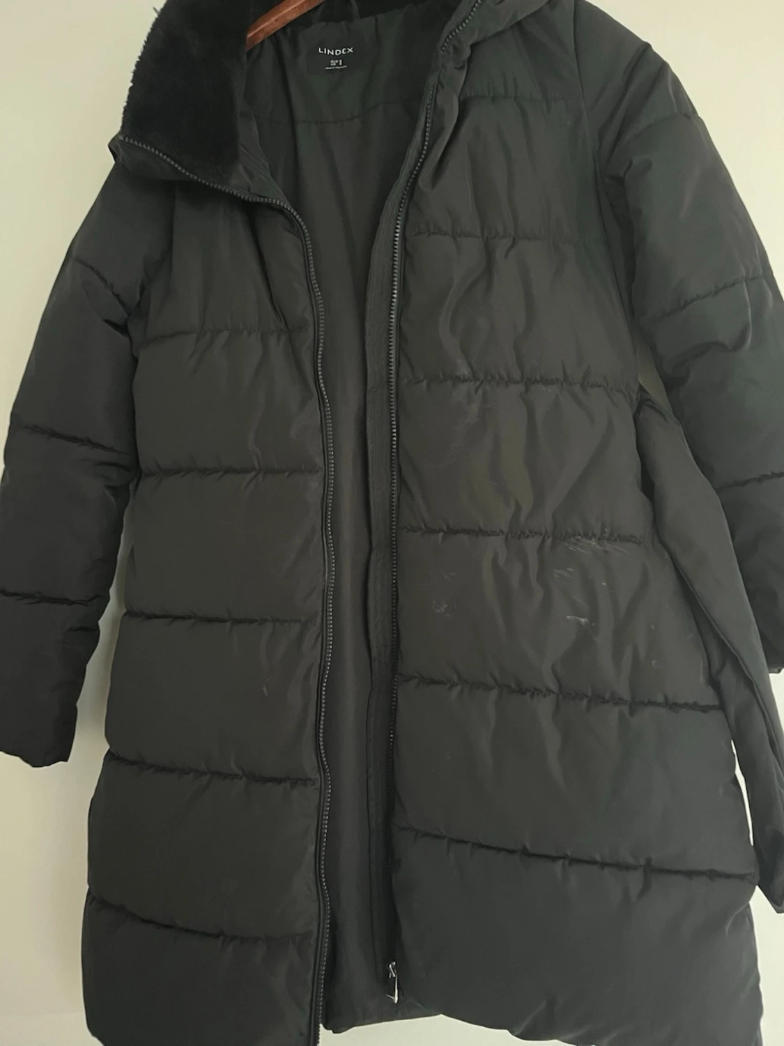 Svart lång pufferjacka från Lindex