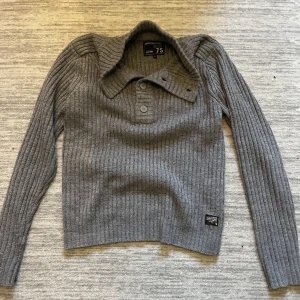 Grå ribbad stickad tröja Jack & Jones - Säljer en grå stickad tröja från Jack & Jones med krage som har knappar framtill. Väldigt bra skick, storlek S