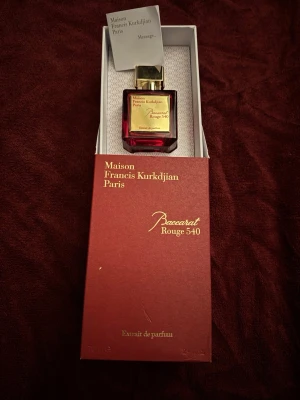 Baccarat Rouge 540 Extrait 70ml - Lyxig Extrait de Parfum från Maison Francis Kurkdjian, Baccarat Rouge 540. Flaskan innehåller 70 ml och är tillverkad i Frankrike. Perfekt för dig som vill sticka ut med en exklusiv doft.