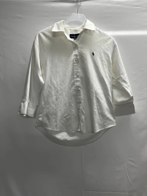 Ralph Lauren skjorta vit dam - Skick 9/10 syns på bild / Storlek XXL men skjortan är liten i modellen och i dam storlek / Bara att höra av sig vid frågor eller intresse!
