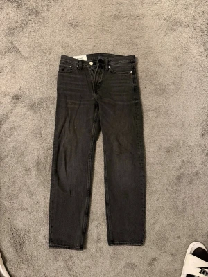 Svarta jeans  - Svarta jeans i straight relaxed fit ifrån H&M 29/30 storlek