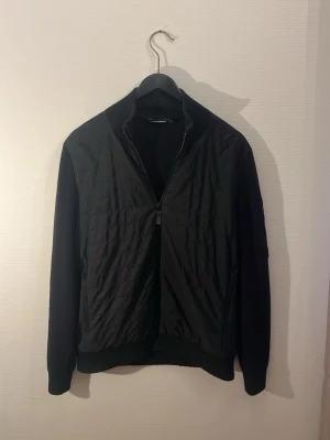 J.Lindberg  - Tja! Säljer min J.Lindberg cardigan för att den har blivit för liten. Skicket på den är bra den är sparsamt använd och inga defekter alls, vid mer frågor är det bara att höra av sig🫡