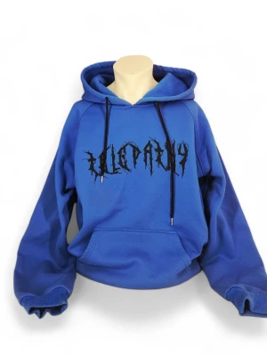 Y2k hoodie unisex emo - Y2k hoodie. Den är unbranded och köpt secondhand men i mycket gott skick. Ingen storlek men ungefär M