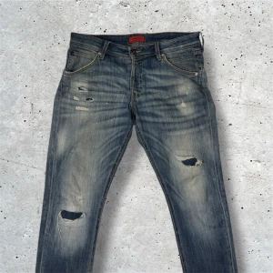 Jack&Jones jeans Slim/Glenn - Säljer dessa schyssta Jack&Jones jeansen med snygga slitningar. Jeansen är i stl W34 L34 och kommer i den populära modellen Slim/Glenn, inga tecken på användning. Hör av er vid frågor, pris kan diskuteras vid snabb affär!