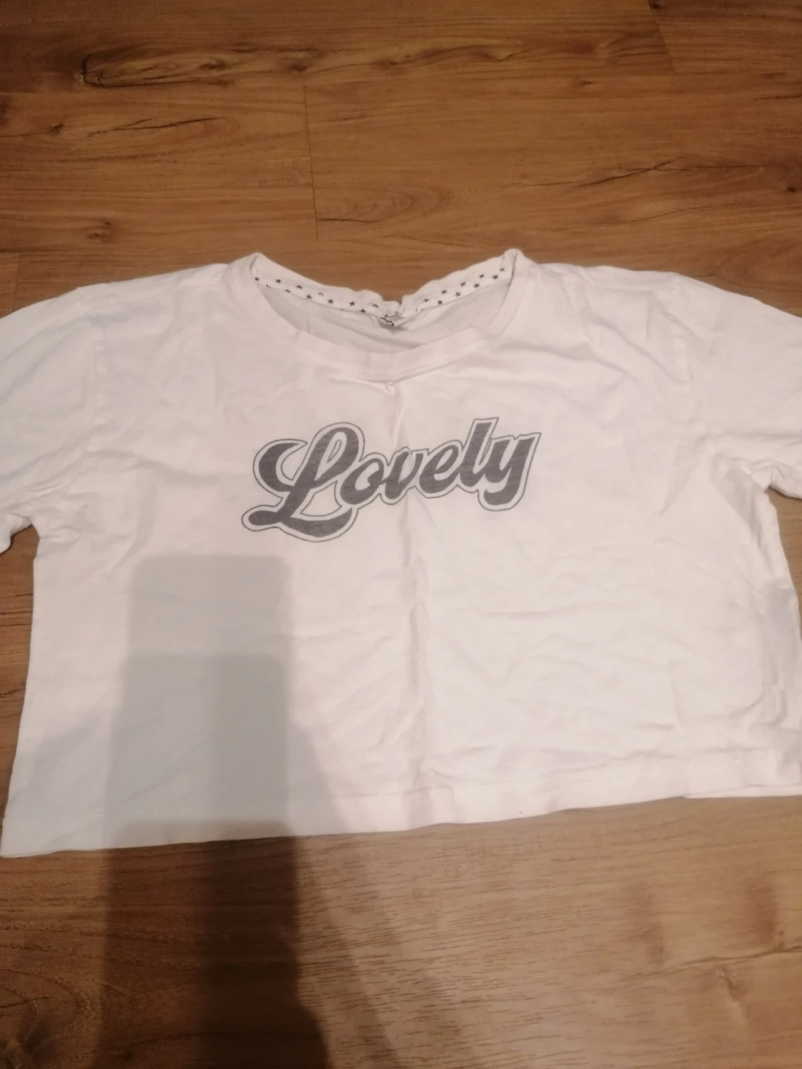 Vit croppad t-shirt med Lovely-tryck