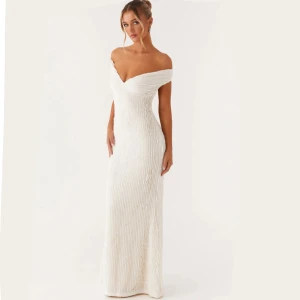 Långklänning - Så fin vit/creme/offwhite långklänning med öppen rygg. Helt oanvänd! 