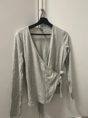 Knyttröja - 🩶 Superfin knyttröja  🩶Från Pieces 🩶Storlek M 🩶Använd endast en gång!  🩶Kostar egentligen 229kr