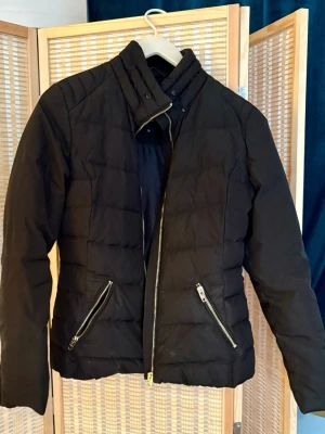 Rockandblue Svart Dunjacka, Strl.36 - Sparsamt använd, fint skick enligt bilder!  Strl.36 