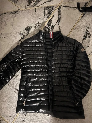 Moncler Jacka  - Säljer en Svart moncler jacka som är ganska bra för priser, den är varm skön och härlig, jackan passar till det mesta finns inte mycket att gnälla på.