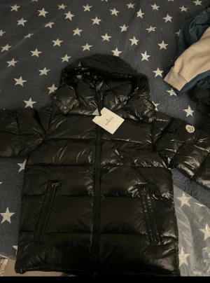 Moncler Maya - Moncler Maya i storlek 1. Använd några gånger. För snabb köp kan priset diskuteras 🥰.