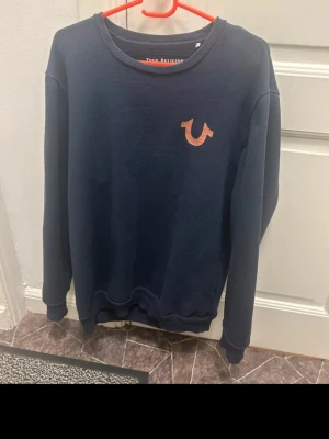 True Religion sweatshirt tjocktröja   - Fint skick, använd max 10 gånger 