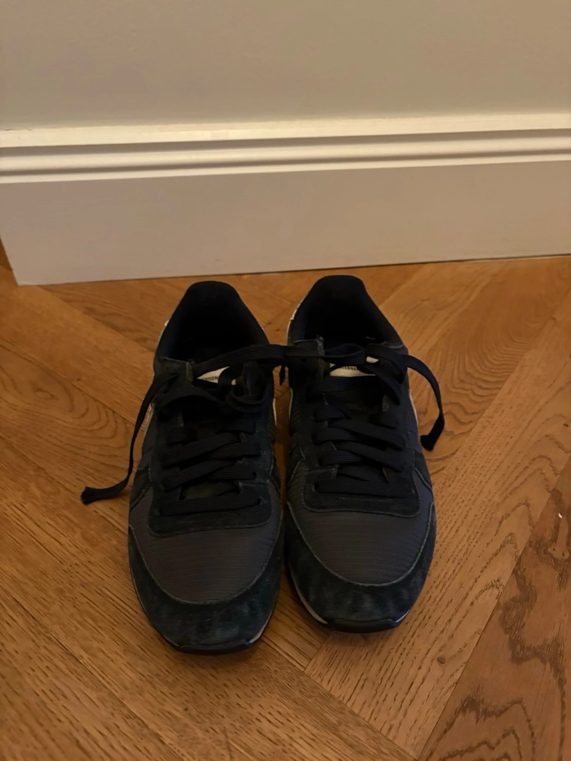 Svarta Nike sneakers med vita detaljer  - 2