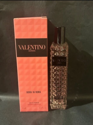 Valentino Donna Born in Roma 15ml - Trendig parfym från Valentino Donna Born in Roma. Smidig 15 ml flaska, perfekt att ta med i väskan. Eau de Parfum för dig som vill sticka ut med stil.