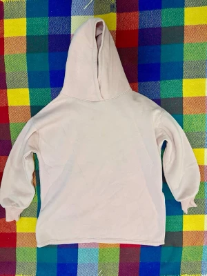 Ljusrosa lång hoodie, Lager 157 - Skön ljusrosa hoodie från lager 157, fläckar förekommer. 