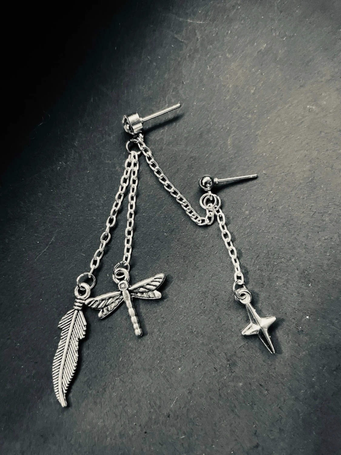 By prisförslag- 1 st Silvrig kedjeörhänge med berlocker - 1