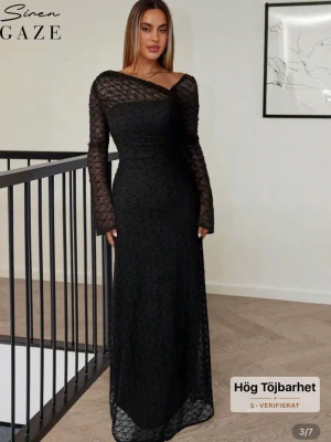 Svart lång spetsklänning från Shein - Supersnygg svart långklänning från Shein med transparenta spetsärmar och axelbandslös design. Klänningen har figurnära passform, v-ringad hals och är tillverkad i stretchigt material som ger hög komfort. Perfekt för dig som vill sticka ut! Köpt för 389kr