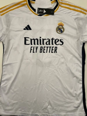 Bellingham Real Madrid UCL tröja - Fotbollströjor i storlek L. Helt ny och oanvänd, med tag kvar. Detaljrik i inofficiell verision.