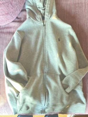 Polo tröja med dragkedja  - Har växt ur polo tröjan och vill nu sälja den. Skriv till mig om ni är intresserade av att köpa den.