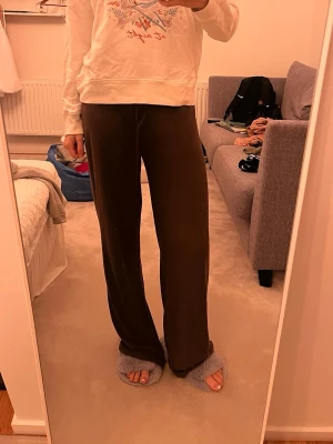 Sweatshirt från Scalpers  - Säljer denna sweatshirt med döskalle tryck k storlek S från Scalpers 