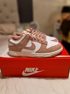 Oanvända Nike SB Dunks EU39 - Helt nya i original lådan. Storlek 39 (25 cm) Special Edition. Fast pris 1200 kr. Skickar spårbart mot porto inom 2 dagar efter genomförd betalning. Inga byten eller returer 