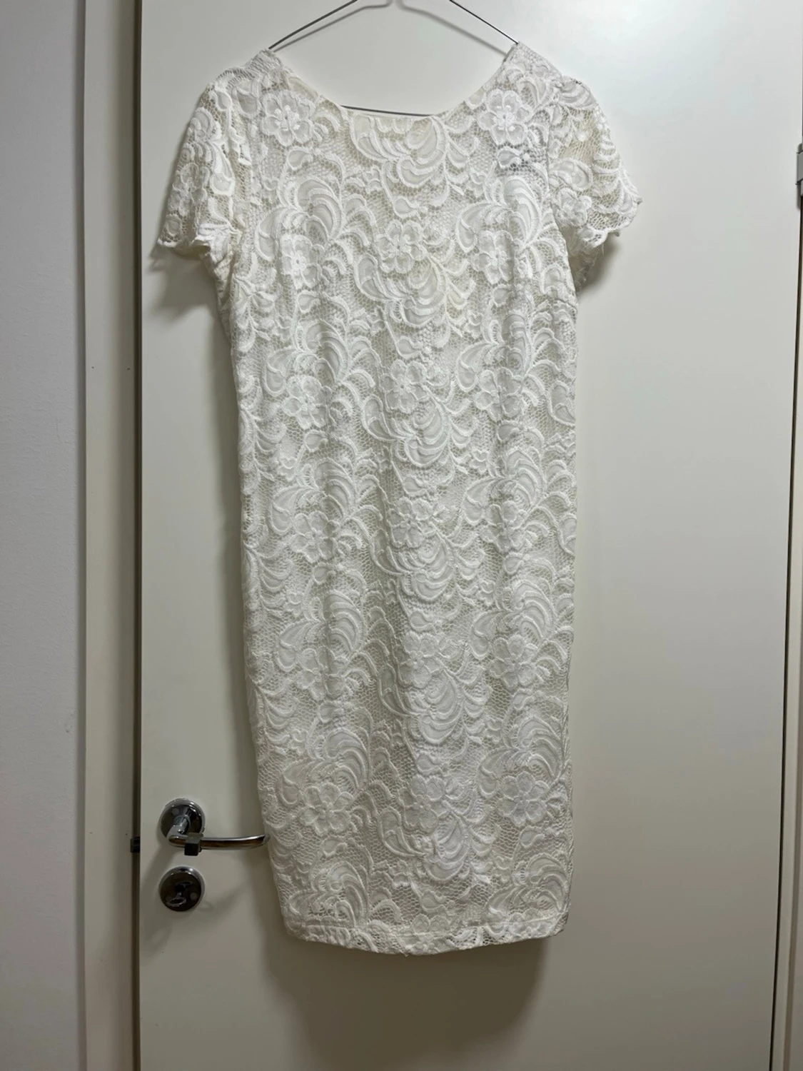 Vit spetsklänning med v-ringning