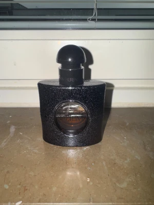 YSL Black Opium parfym - Snygg och trendig parfym från Yves Saint Laurent, hälften kvar