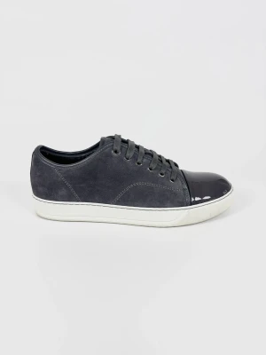 Lanvin Cap Toe skor - | Säljer ett par Lanvin Cap Toe sneakers i riktigt bra använt skick. | Storlek: 40/UK6 | Box & dustbag ingår | Hör av dig vid frågor eller funderingar.