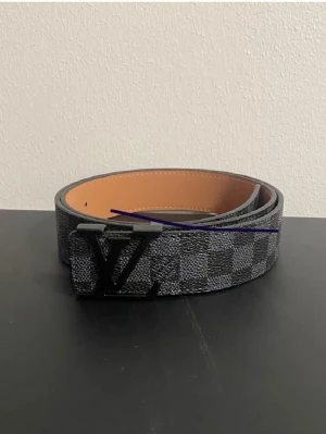 Svart bälte - Snyggt svart bälte för dig som vill hetta upp stilen