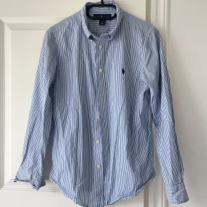 Ralph Lauren skjorta randig  - Ralph Lauren skjorta randig i storlek 16 vilket är alldeles för litet på mig som är 180,75 kg. Inga defekter kom med frågor 🫶