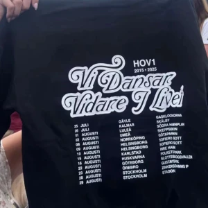Svart Hov1 t-shirt med turnétryck - Svart Hov1 Hoodie med stort vitt tryck på ryggen: 'Vi Dansar Vidare I Livet' och turnédatum samt städer. Säljer den då jag råka köpa två!❣️ Pris kan diskuteras!❤️ Passa på!! Helt ny