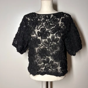 Mesh Topp / blus med broderade blommor  - Topp från amisu. Storlek s  Köp sker via köp nu, jag postar inom 24h. Kvar tills markerad såld 