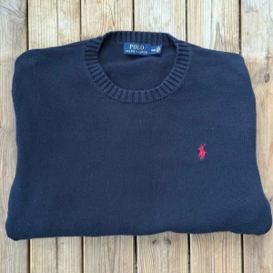 Ralph Lauren stickad tröja - Tjena, säljer denna stickade Ralph Lauren tröja. Storlek M. Skicket är utmärkt. Pris 399
