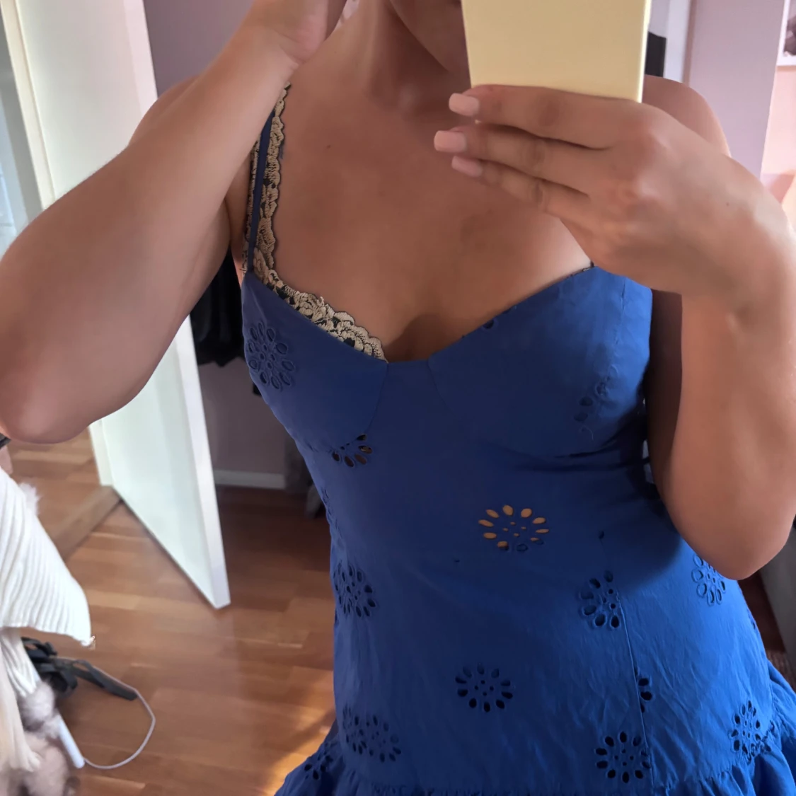 Blå kortklänning med spets och volang från Zara  - 2