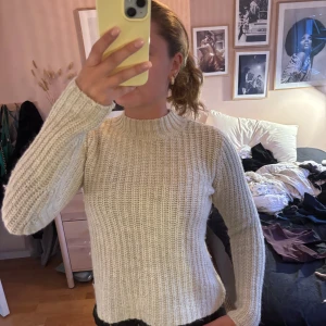 Beige stickad tröja från Monki XS - Supermysig beige stickad tröja från Monki i storlek XS. Tröjan har en ribbad struktur, rund halsringning och långa ärmar. Perfekt för lager-på-lager och chill höst- och vinterstil. Litet hål i nacken se sista bild . Syns knappt vid användning 